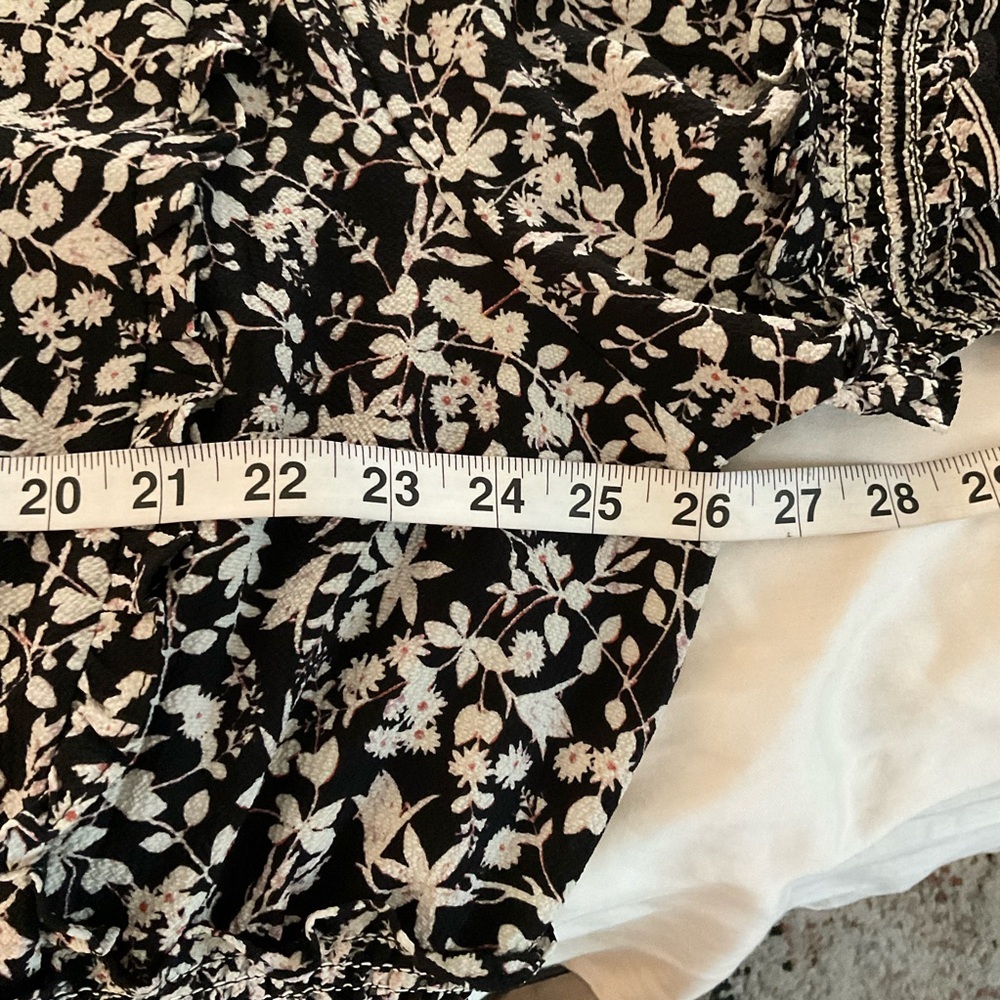 Chic Black and White Patterned Maxi Dress - Picture 9 of 12